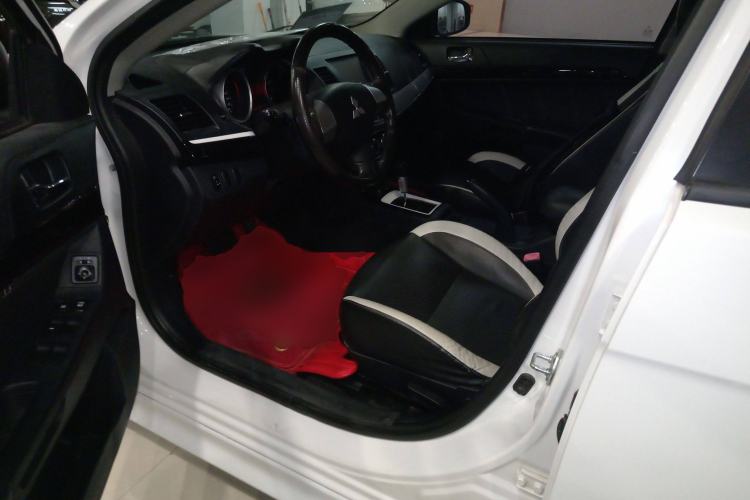 Used Mitsubishi Lancer EX 2016 1.8L CVT Black-and-White Retro Edition Left Front Seat