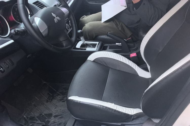 Used Mitsubishi Lancer EX 2016 1.8L CVT Black-and-White Retro Edition Left Front Seat