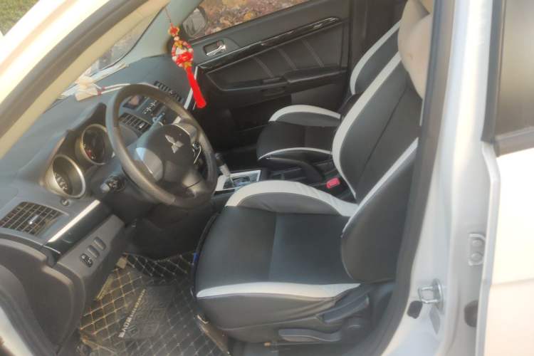 Used Mitsubishi Lancer EX 2016 1.8L CVT Black-and-White Retro Edition Left Front Seat
