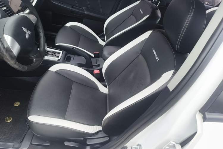 Used Mitsubishi Lancer EX 2016 1.8L CVT Black-and-White Retro Edition Left Front Seat