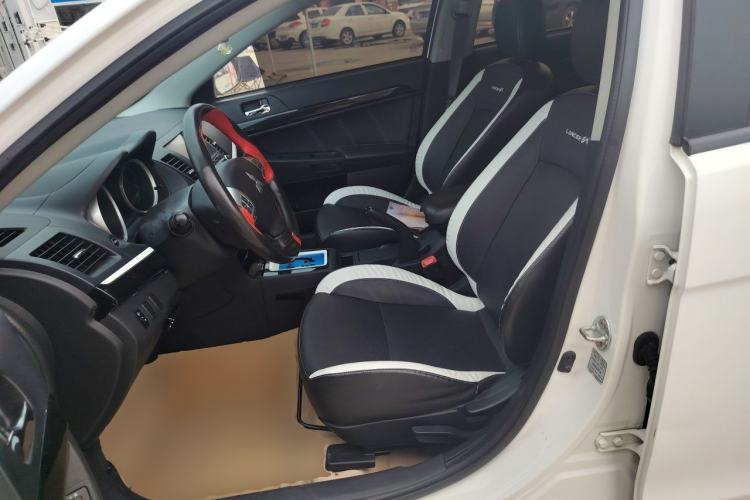Used Mitsubishi Lancer EX 2016 1.8L CVT Black-and-White Retro Edition Left Front Seat