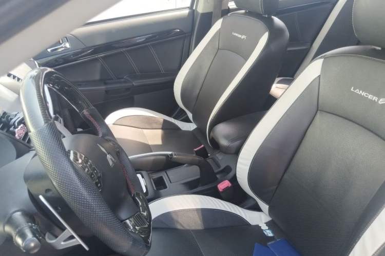 Used Mitsubishi Lancer EX 2016 1.8L CVT Black-and-White Retro Edition Left Front Seat