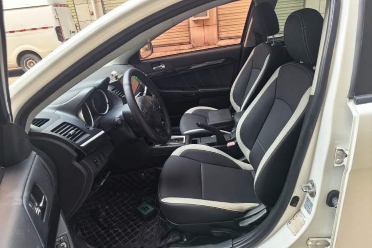 Used Mitsubishi Lancer EX 2016 1.8L CVT Black-and-White Retro Edition Left Front Seat