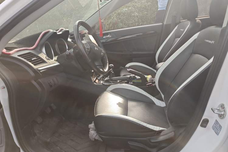 Used Mitsubishi Lancer EX 2016 1.8L Manual Black-and-White Retro Edition Left Front Seat