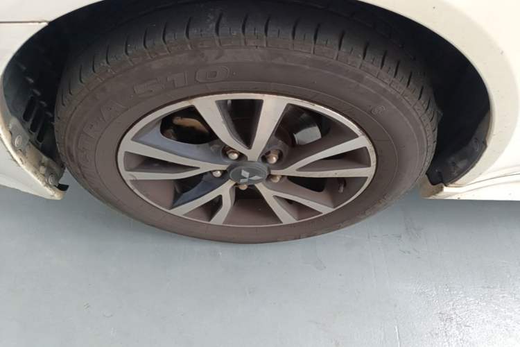 Used Mitsubishi Lancer EX 2016 1.8L CVT Black-and-White Retro Edition Left Front Wheel Hub