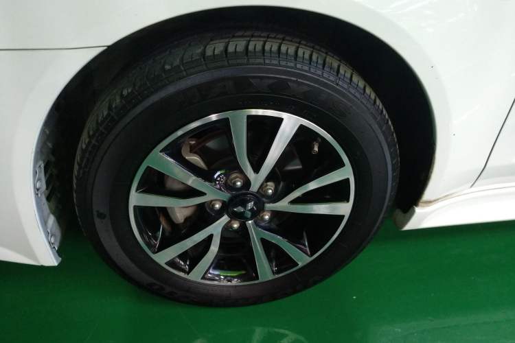 Used Mitsubishi Lancer EX 2016 1.8L CVT Black-and-White Retro Edition Left Front Wheel Hub