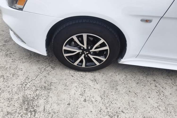 Used Mitsubishi Lancer EX 2016 1.8L CVT Black-and-White Retro Edition Left Front Wheel Hub