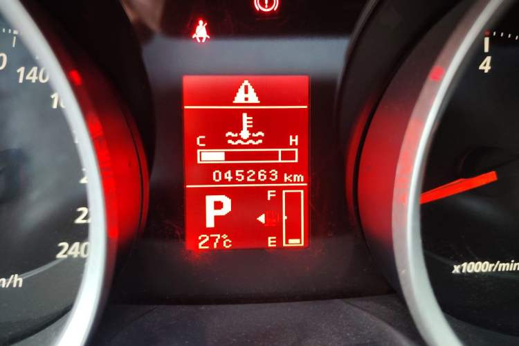 Used Mitsubishi Lancer EX 2016 1.8L CVT Black-and-White Retro Edition Odometer Close Up