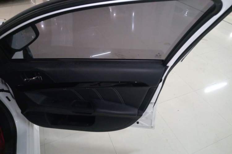 Used Mitsubishi Lancer EX 2016 1.8L CVT Black-and-White Retro Edition Right Front Door Interior