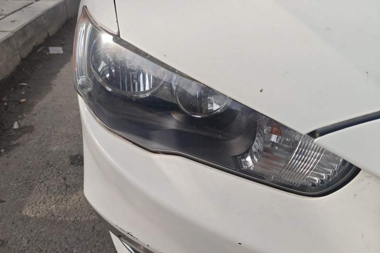 Used Mitsubishi Lancer EX 2016 1.8L Manual Black-and-White Retro Edition Right Front Headlight
