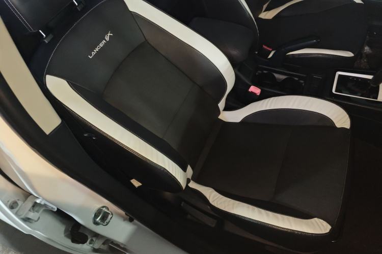 Used Mitsubishi Lancer EX 2016 1.8L CVT Black-and-White Retro Edition Right Front Seat