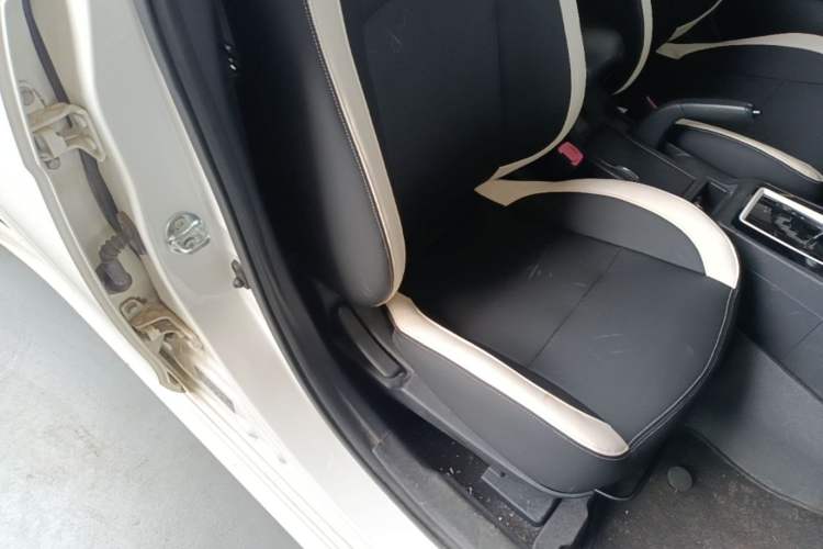 Used Mitsubishi Lancer EX 2016 1.8L CVT Black-and-White Retro Edition Right Front Seat