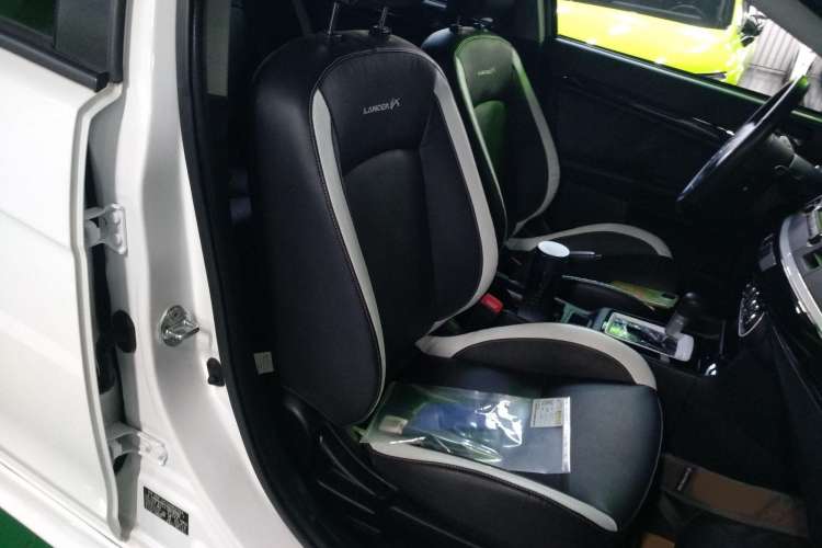 Used Mitsubishi Lancer EX 2016 1.8L CVT Black-and-White Retro Edition Right Front Seat
