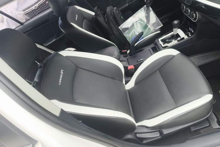 Used Mitsubishi Lancer EX 2016 1.8L CVT Black-and-White Retro Edition Right Front Seat