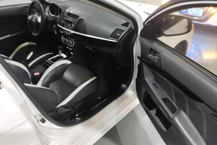 Used Mitsubishi Lancer EX 2016 1.8L CVT Black-and-White Retro Edition Right Front Seat