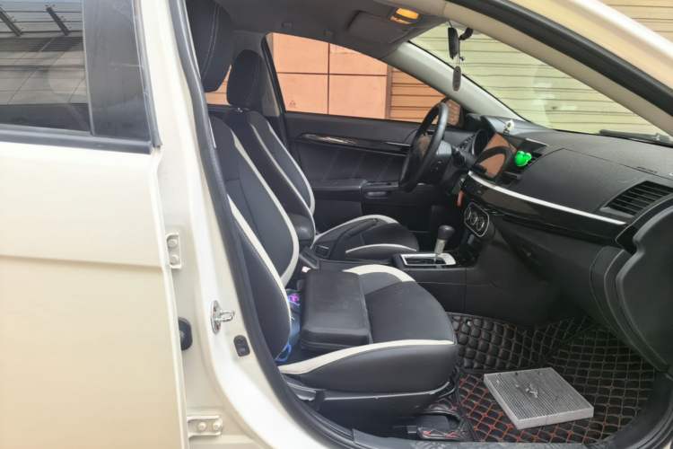 Used Mitsubishi Lancer EX 2016 1.8L CVT Black-and-White Retro Edition Right Front Seat