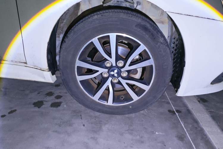 Used Mitsubishi Lancer EX 2016 1.8L CVT Black-and-White Retro Edition Right Front Wheel Hub