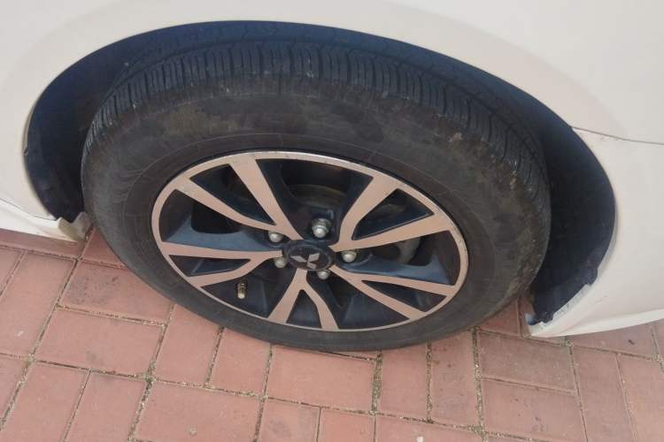 Used Mitsubishi Lancer EX 2016 1.8L CVT Black-and-White Retro Edition Right Front Wheel Hub