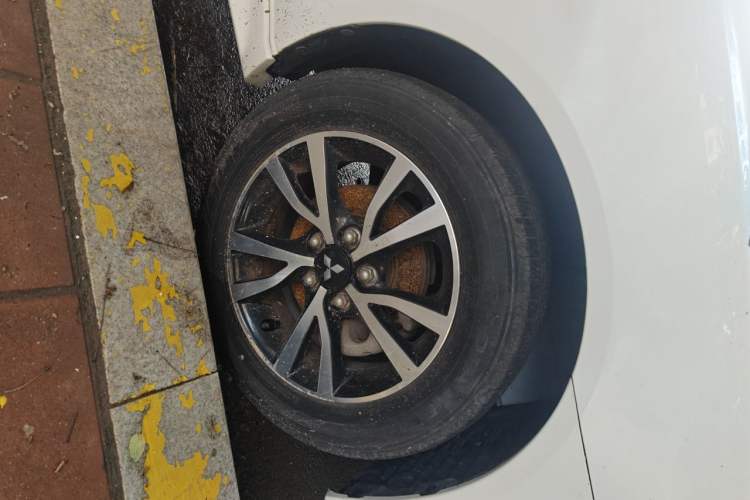 Used Mitsubishi Lancer EX 2016 1.8L CVT Black-and-White Retro Edition Right Front Wheel Hub