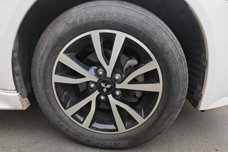 Used Mitsubishi Lancer EX 2016 1.8L CVT Black-and-White Retro Edition Right Front Wheel Hub