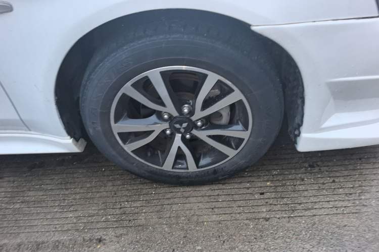 Used Mitsubishi Lancer EX 2016 1.8L CVT Black-and-White Retro Edition Right Front Wheel Hub