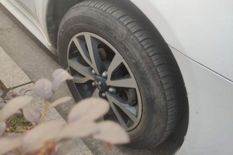Used Mitsubishi Lancer EX 2016 1.8L CVT Black-and-White Retro Edition Right Front Wheel Hub