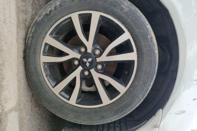 Used Mitsubishi Lancer EX 2016 1.8L CVT Black-and-White Retro Edition Right Front Wheel Hub