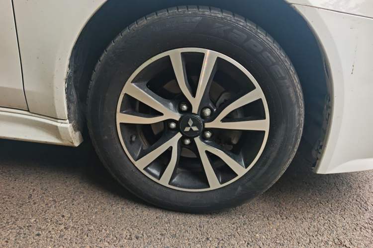 Used Mitsubishi Lancer EX 2016 1.8L Manual Black-and-White Retro Edition Right Front Wheel Hub