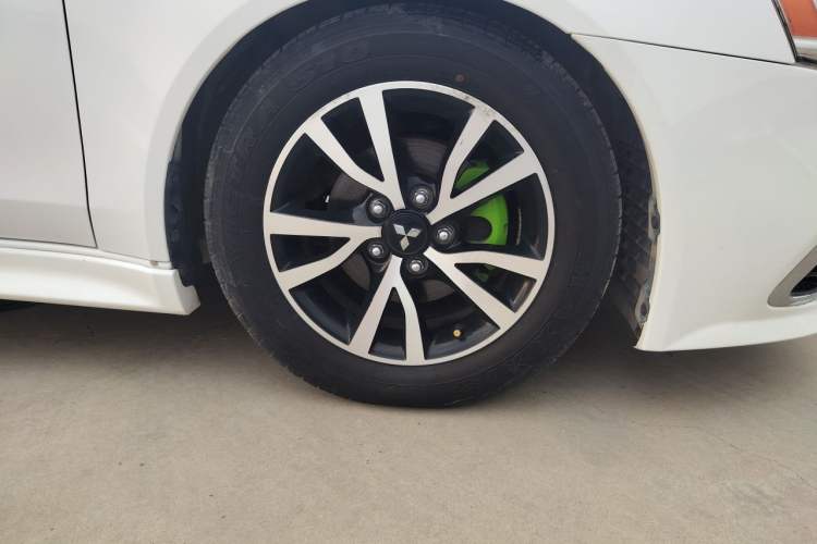 Used Mitsubishi Lancer EX 2016 1.8L CVT Black-and-White Retro Edition Right Front Wheel Hub