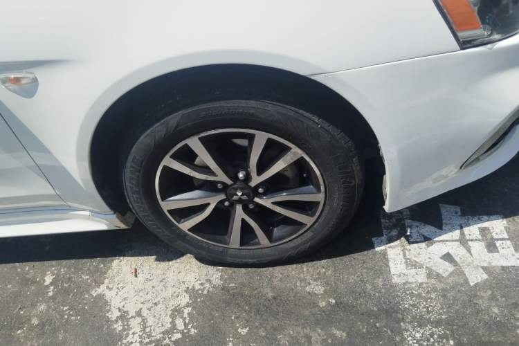 Used Mitsubishi Lancer EX 2016 1.8L CVT Black-and-White Retro Edition Right Front Wheel Hub