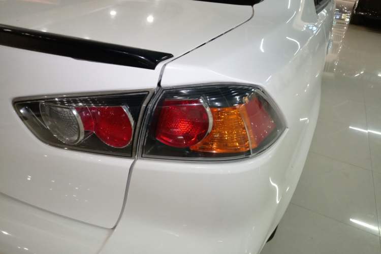 Used Mitsubishi Lancer EX 2016 1.8L CVT Black-and-White Retro Edition Right Rear Taillight