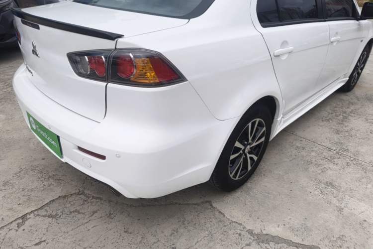 Used Mitsubishi Lancer EX 2016 1.8L CVT Black-and-White Retro Edition Right Rear Taillight