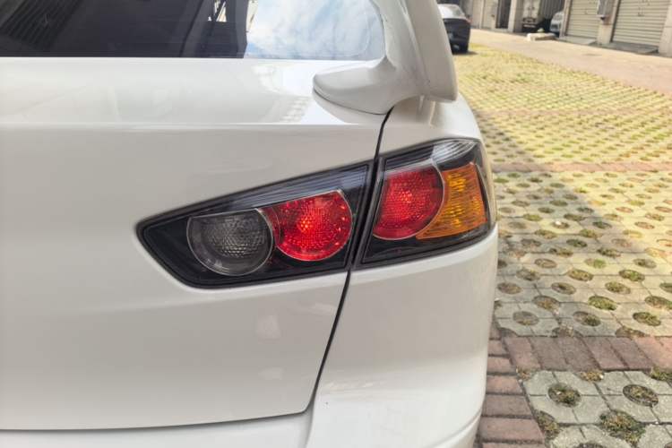 Used Mitsubishi Lancer EX 2016 1.8L CVT Black-and-White Retro Edition Right Rear Taillight