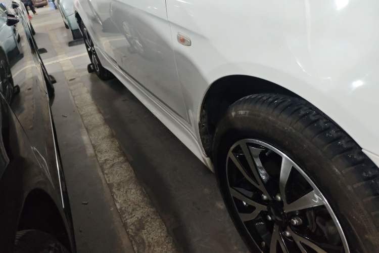 Used Mitsubishi Lancer EX 2016 1.8L CVT Black-and-White Retro Edition Right Side Sill