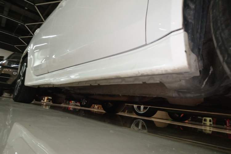 Used Mitsubishi Lancer EX 2016 1.8L CVT Black-and-White Retro Edition Right Side Sill