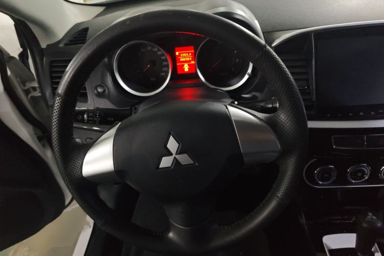 Used Mitsubishi Lancer EX 2016 1.8L CVT Black-and-White Retro Edition Steering Wheel