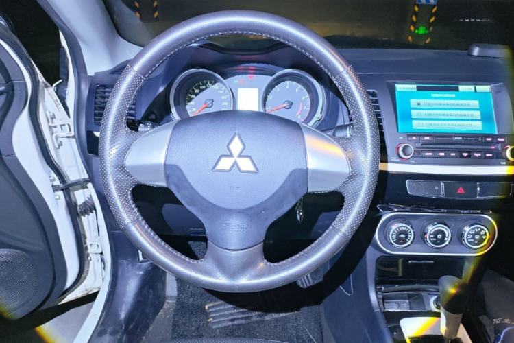 Used Mitsubishi Lancer EX 2016 1.8L CVT Black-and-White Retro Edition Steering Wheel