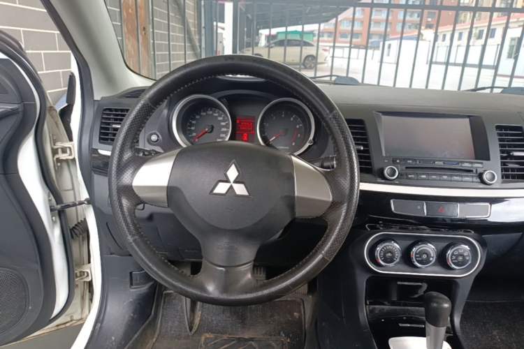 Used Mitsubishi Lancer EX 2016 1.8L CVT Black-and-White Retro Edition Steering Wheel