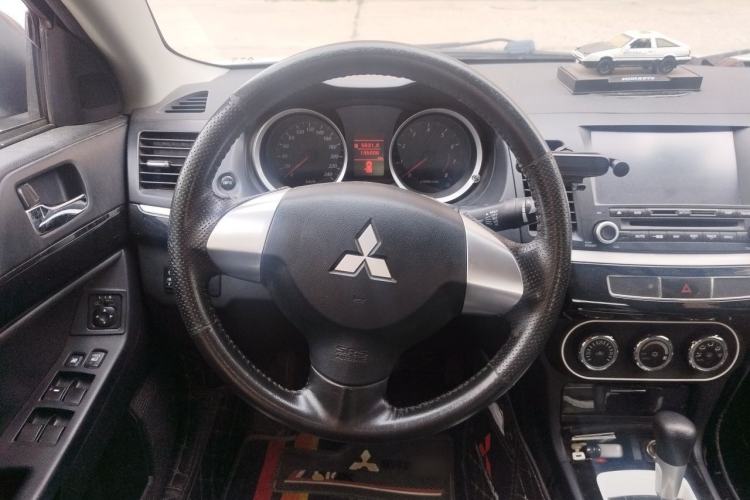 Used Mitsubishi Lancer EX 2016 1.8L CVT Black-and-White Retro Edition Steering Wheel
