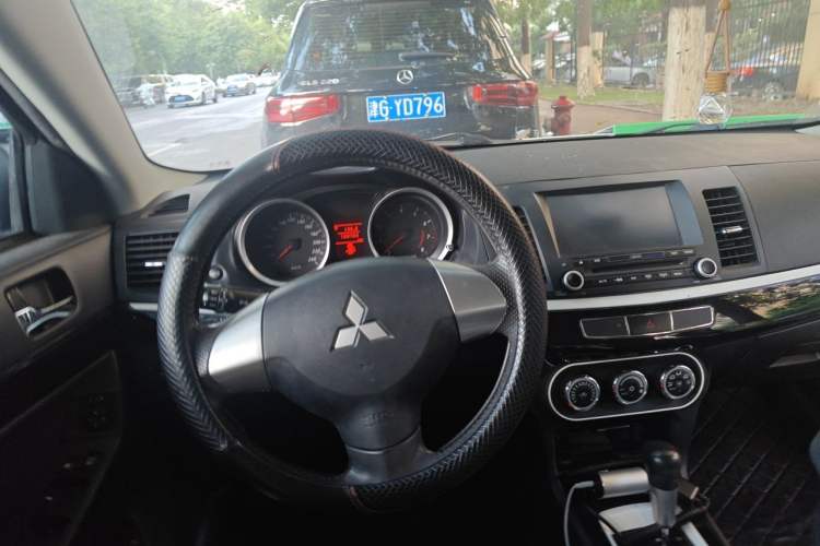 Used Mitsubishi Lancer EX 2016 1.8L CVT Black-and-White Retro Edition Steering Wheel