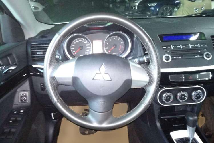 Used Mitsubishi Lancer EX 2016 1.8L CVT Black-and-White Retro Edition Steering Wheel