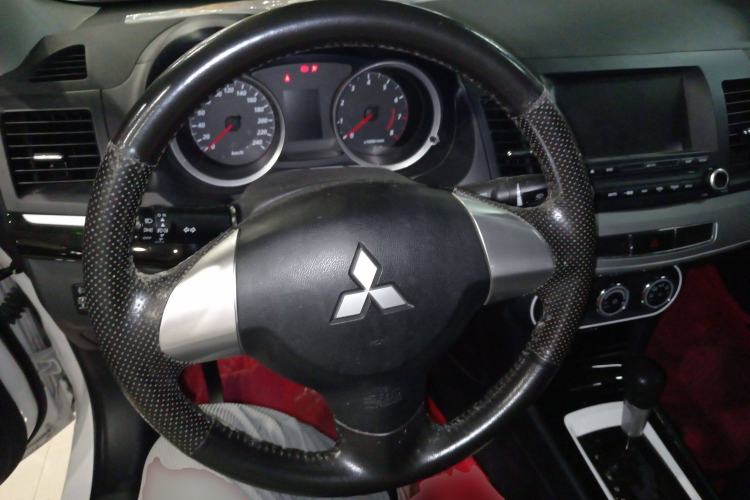 Used Mitsubishi Lancer EX 2016 1.8L CVT Black-and-White Retro Edition Steering Wheel