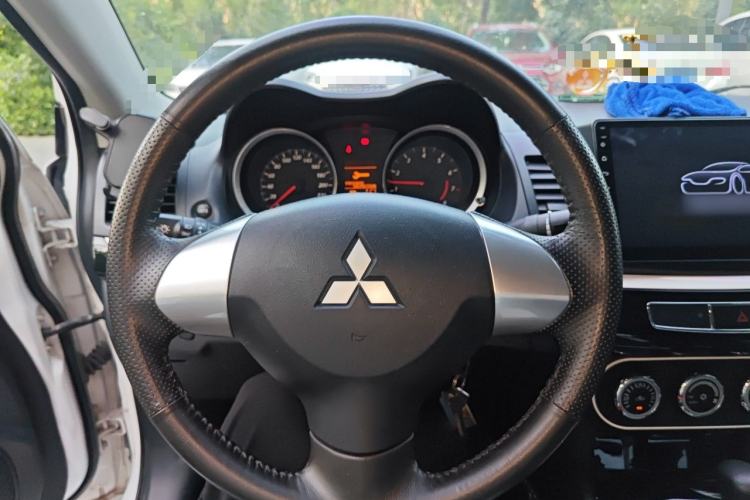 Used Mitsubishi Lancer EX 2016 1.8L CVT Black-and-White Retro Edition Steering Wheel
