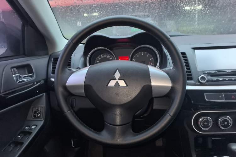 Used Mitsubishi Lancer EX 2016 1.8L CVT Black-and-White Retro Edition Steering Wheel