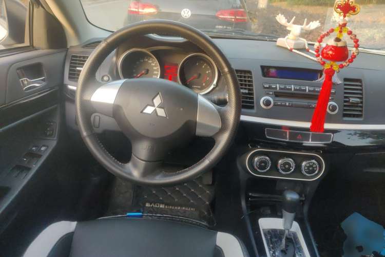 Used Mitsubishi Lancer EX 2016 1.8L CVT Black-and-White Retro Edition Steering Wheel