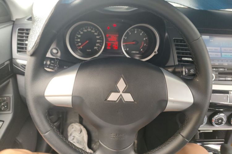 Used Mitsubishi Lancer EX 2016 1.8L CVT Black-and-White Retro Edition Steering Wheel