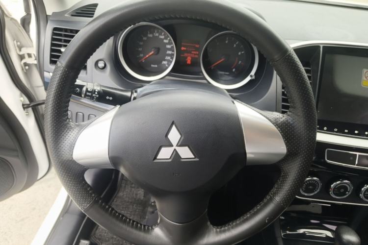 Used Mitsubishi Lancer EX 2016 1.8L CVT Black-and-White Retro Edition Steering Wheel