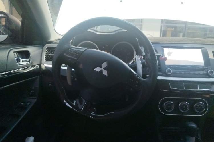 Used Mitsubishi Lancer EX 2016 1.8L CVT Black-and-White Retro Edition Steering Wheel