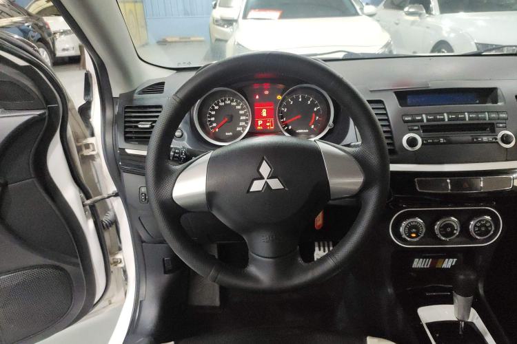Used Mitsubishi Lancer EX 2016 1.8L CVT Black-and-White Retro Edition Steering Wheel