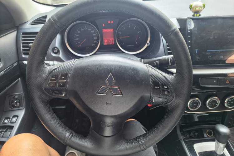 Used Mitsubishi Lancer EX 2016 1.8L CVT Black-and-White Retro Edition Steering Wheel